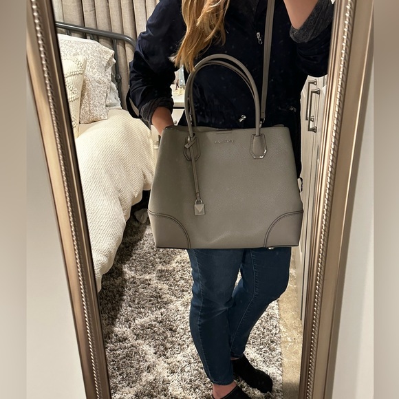 Michael Kors Large Center Zip Tote & Jet Set Travel Continental Wristlet in Grey - Picture 4 of 16